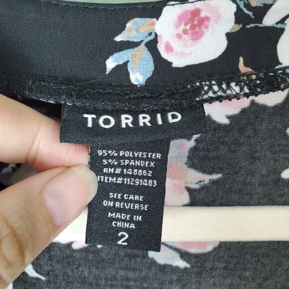 Torrid Top Womens Studio Knit Surplice Wrap Floral Knit Short Sleeve Size 2 - Picture 3 of 5